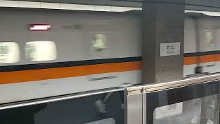 台灣高鐵台北站18:02分拍攝我要搭的是0153次超直達超優質的台灣高鐵700T型高鐵列車到高雄左營，展開個人的生日鐵道之旅，0660次開往南港的TR19高鐵700T型列車