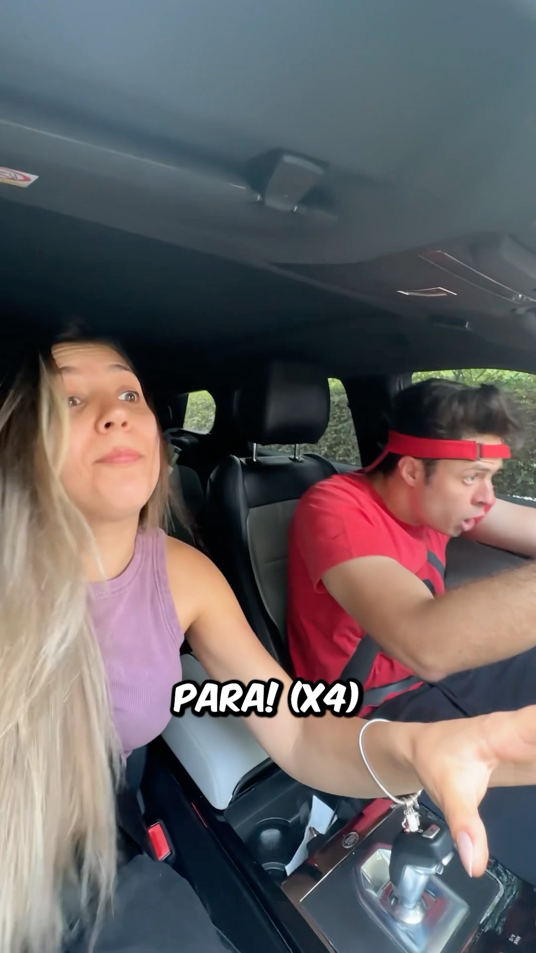 QUANDO VOCÊ DÁ CARONA PRA SUA AMIGA DESESPERADA! #shorts