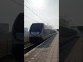 SLT vertrekt met licht groet uit station Woerden