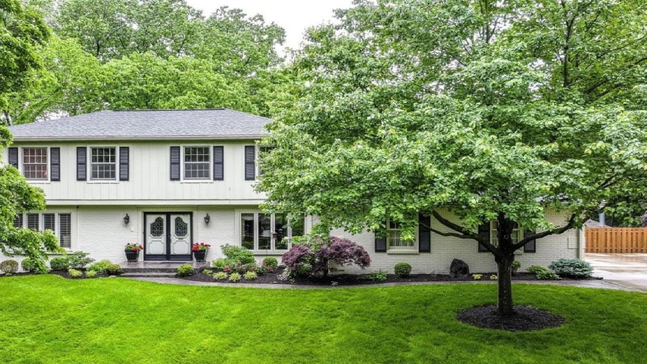 6530 Lowanna Way, Indianapolis, IN Presented by Team Petruzzi.