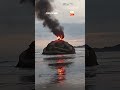 Incêndio destrói estátua da Pedra da Feiticeira, ponto turístico de São Vicente (SP); vídeo