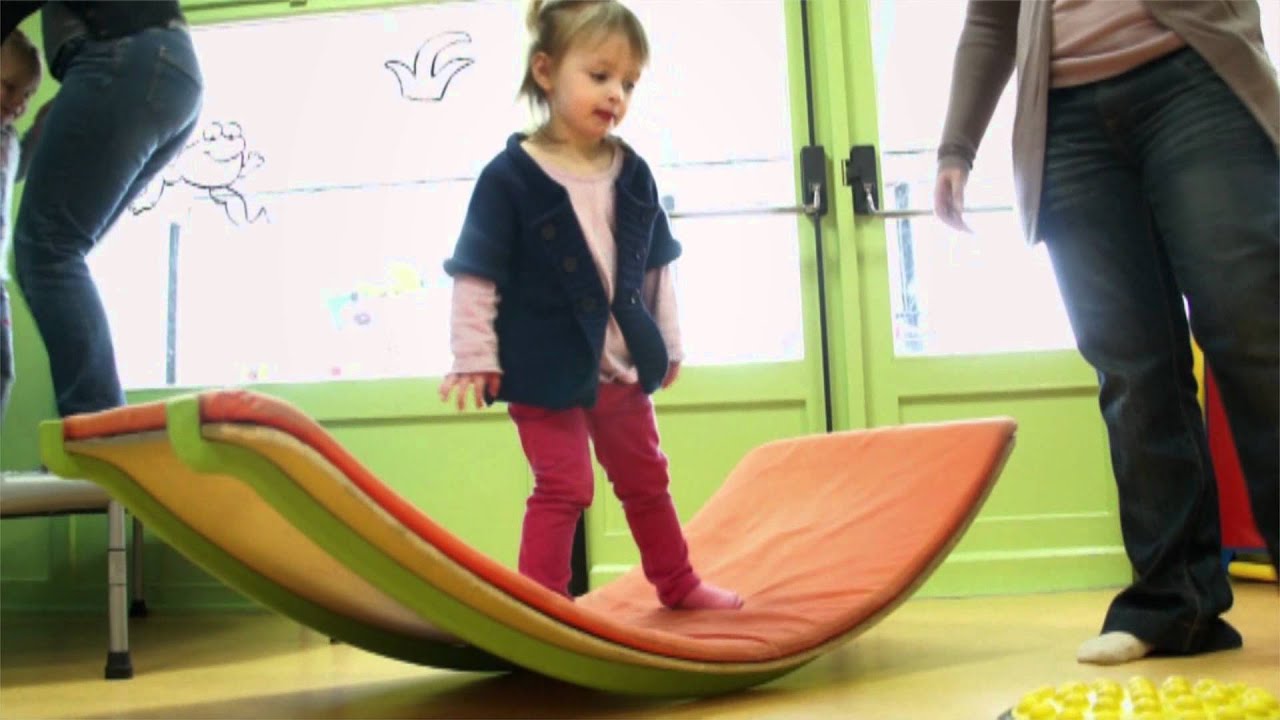 Atelier Circo-motricité à la halte-garderie de la Ville de Carvin.