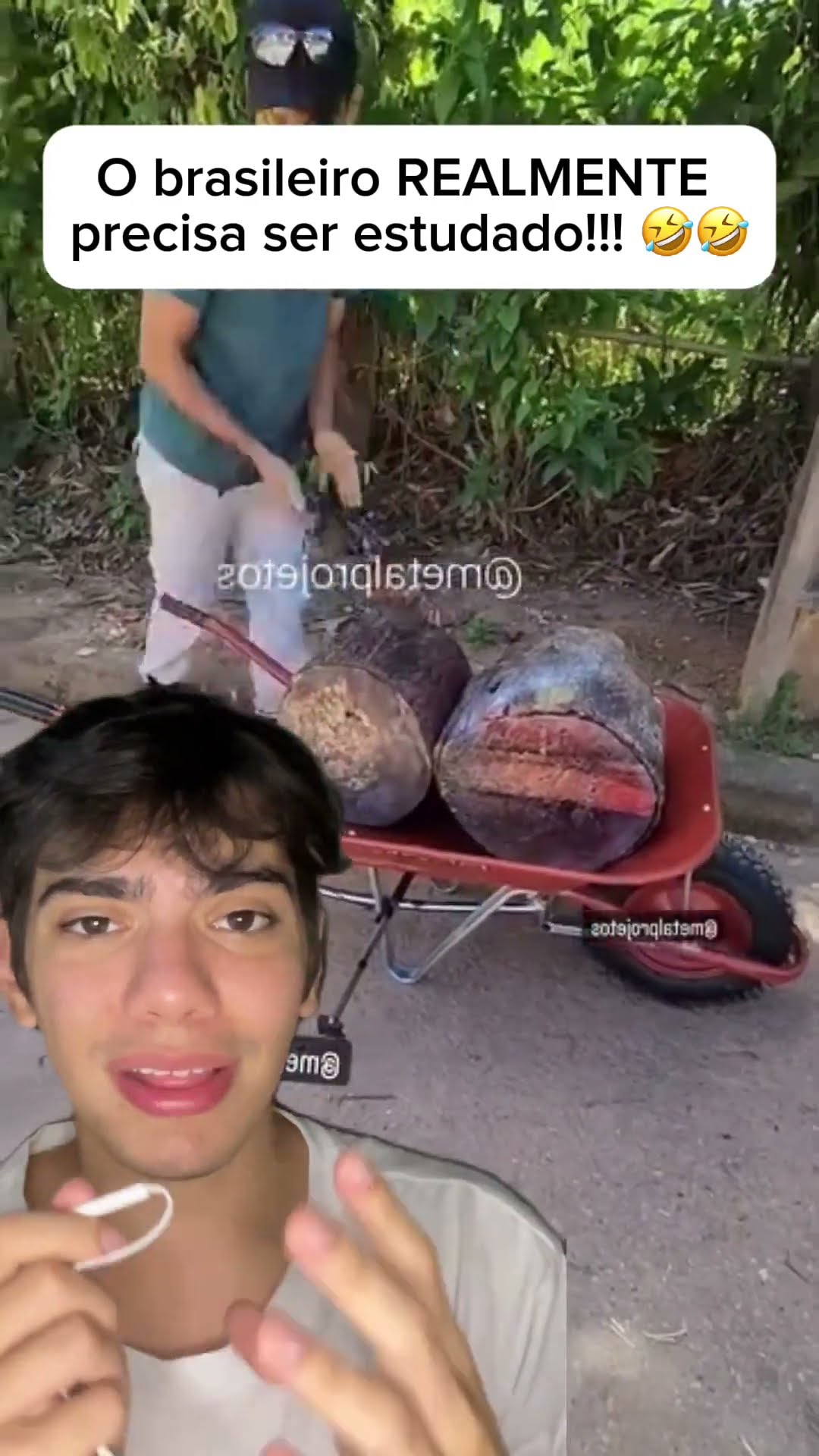 O cara fez um carrinho de mão elétrico com um hoverboard! ?? Criatividade nível Brasil! ???
