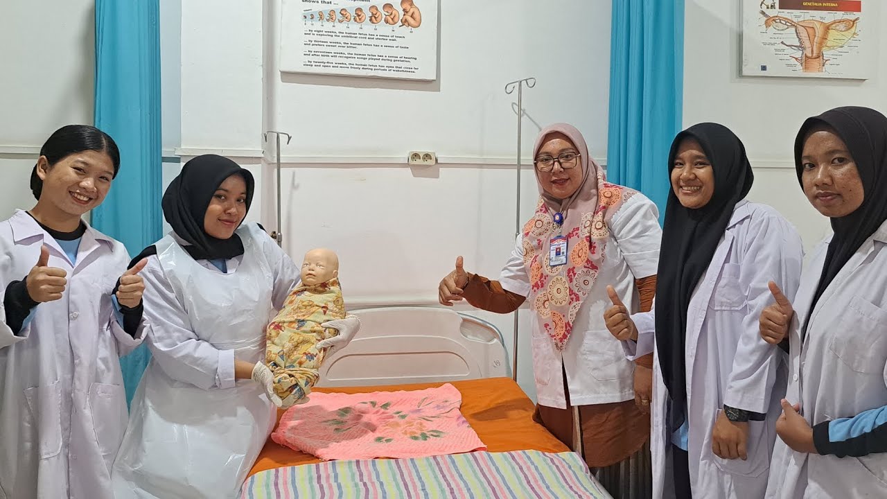 PRAKTIKUM MEMANDIKAN BAYI MATA KULIAH KEPERAWATAN MATERNITAS