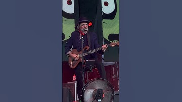 Today I finally got to see Les Claypool and yell “Primus Sucks” #iykyk