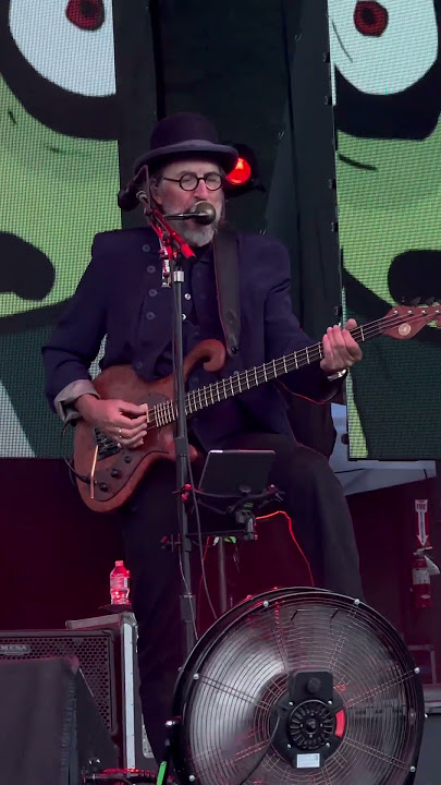 Today I finally got to see Les Claypool and yell “Primus Sucks” #iykyk
