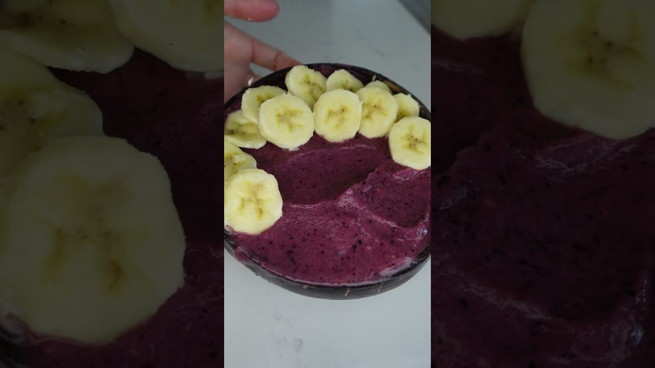 Thick Smoothie Bowl: Refreshing Vegan Breakfast