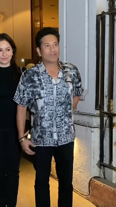 Sachin Tendulkar Along With Anjali Tendulkar Head Out of Restaurant
