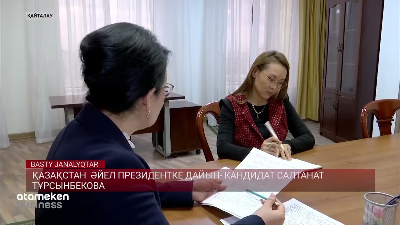 Көкіректі және үлкен есек жалаңаш қара әйелдер