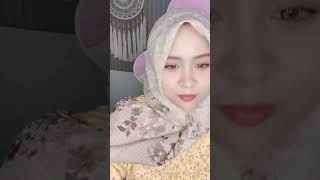 Jilbab Coklat, Senyum Manis