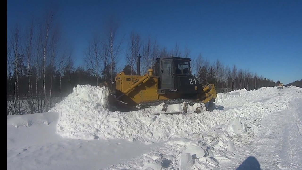 Работа бульдозера SHANTUI SD23. Расчистка дороги.