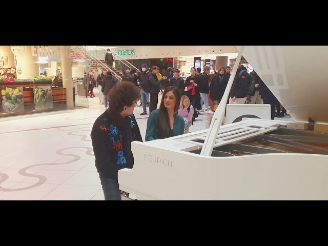 All Of Me – Fantastic Piano Duo plays John Legend Song at Shopping Mall in Vienna class=