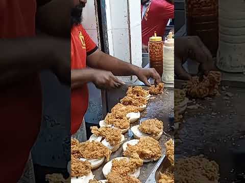 Crispy Testy Chicken Zinger Burger 🍔 Karachi Famous Street Style Burger #broastchicken #streetfood