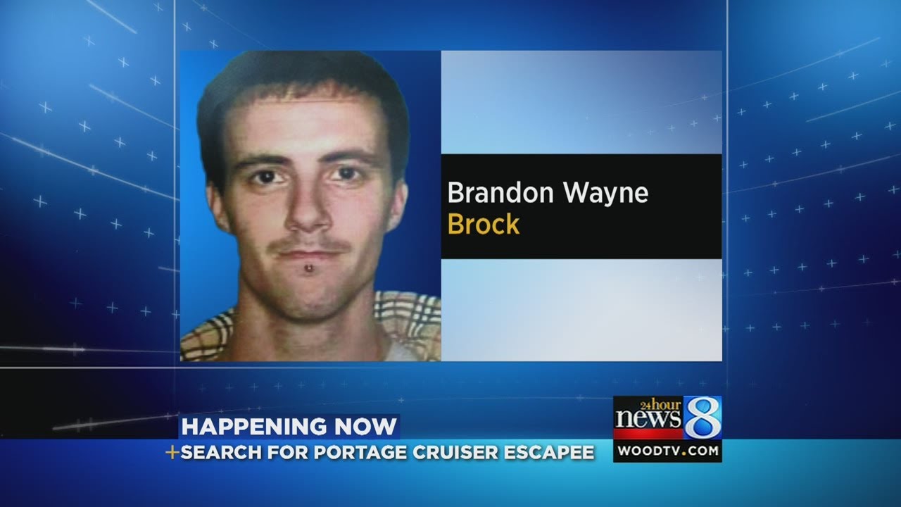 Handcuffed suspect escapes police car - YouTube