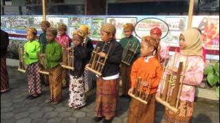 Ibu Kita Kartini  (alat musik angklung)