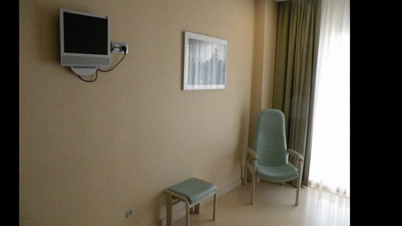 ¿Cuál es el horario de atención de la Clínica Levante Benidorm para pacientes de podología?