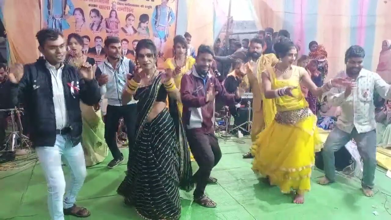 मोरे आगना मा गढाये जात खाम