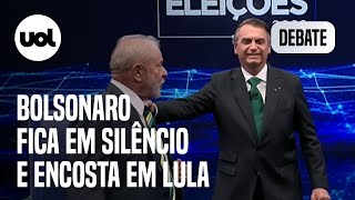 'Fica aqui': Bolsonaro toca em Lula após momento de silêncio em debate; veja o vídeo