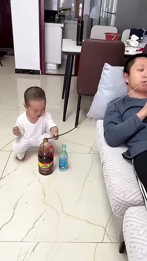 爸爸还挺会享受，逗逗他#爸爸带娃 #呆萌小米宝#萌娃#熊孩子