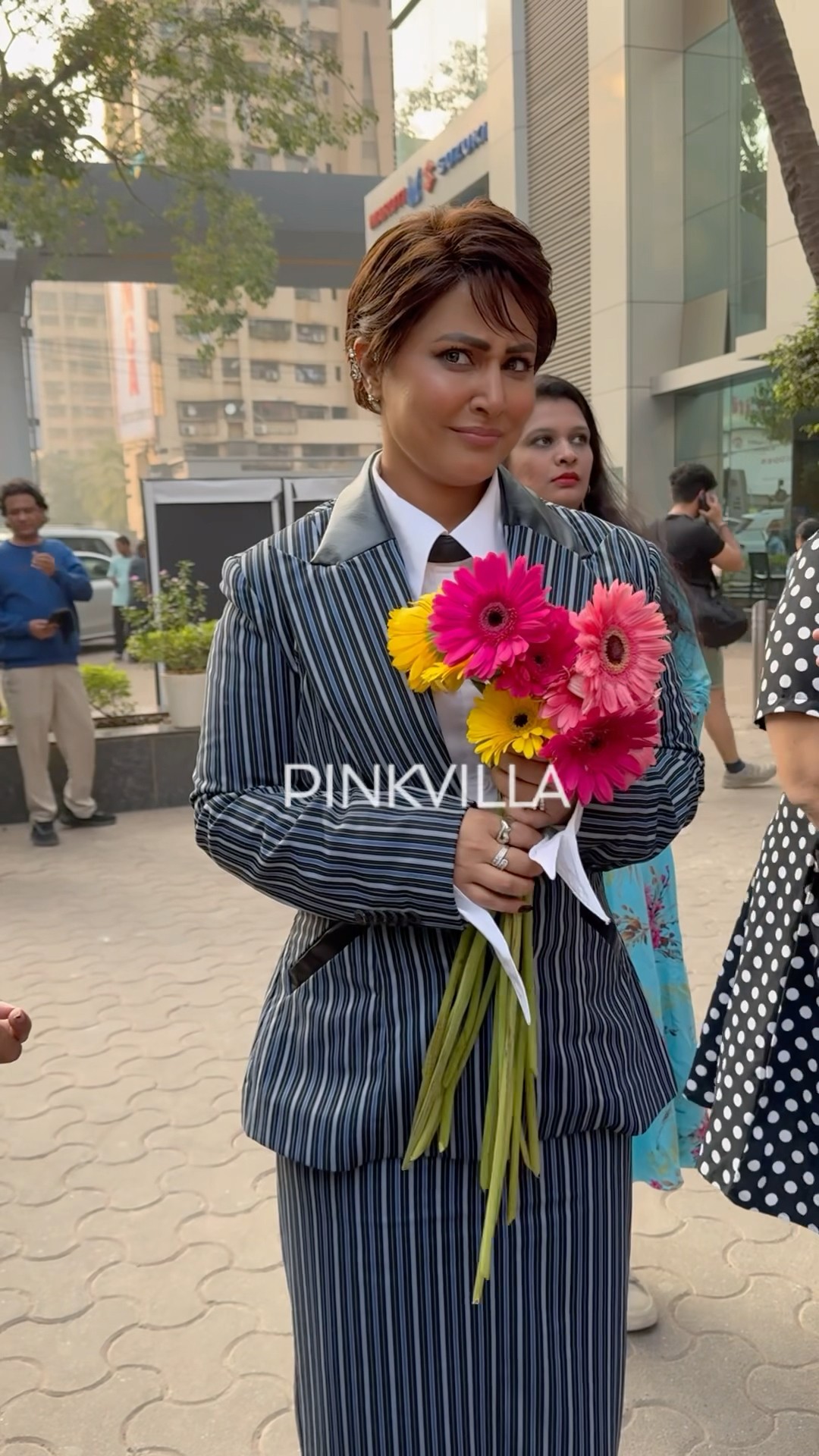 Hina Khan’s FUN BANTER with PAPS? | #shorts #breastcancer
