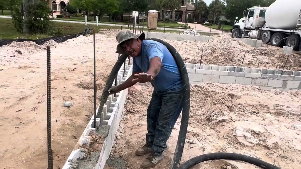 Rellenando las paredes para un piso de casa 🚧💪👍 #concreteconstruction