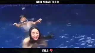 Dewi Persik Mandi Dikolam Renang Dede Kecil Jangan Liat Ya