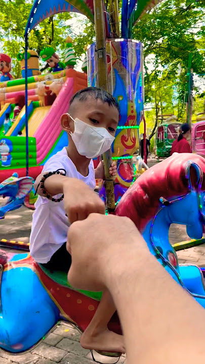 Naik odong odong kuda biru melayang berputar lalu tos dengan kakak buat para subscriber 😍🥰