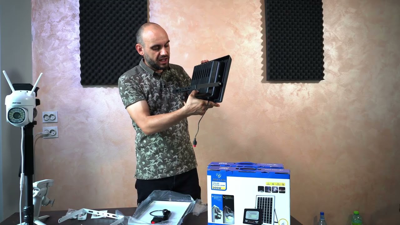 Descoperă în detaliu Setul 2x Proiector LED Jortan 200 W cu panou solar sitelecomandă