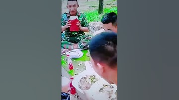 bữa cơm đạm bạc của người lính mùa bão lũ