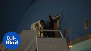 Obama steps off plane during 2008 election campaign trail - Daily Mail