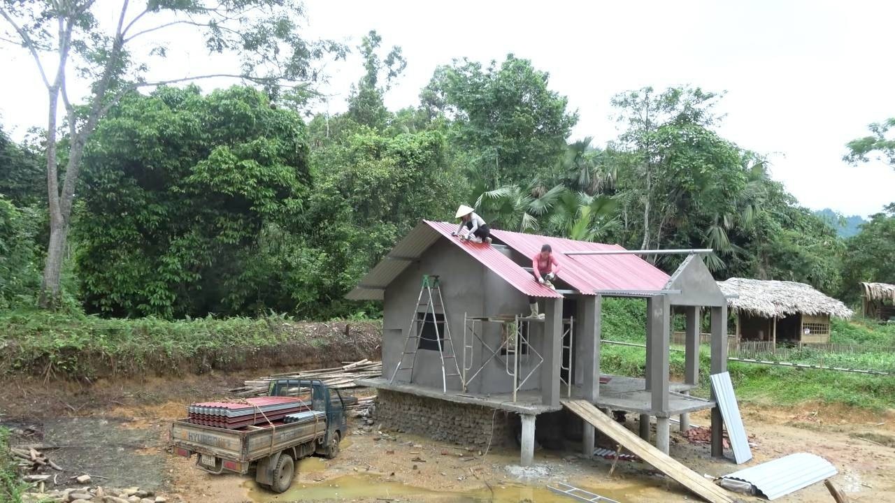 Plastering and installing a corrugated iron roof for the house. - YouTube
