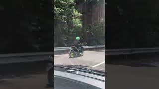 Abang Gojek Masuk Jalan Tol Jagorawi, Auto Tilang Pak Polisi ini mah.. 🤣🤣 screenshot 5