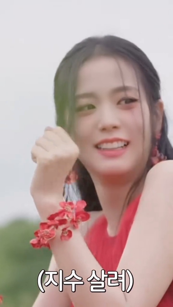 JISOO'S adorable moment on her album photoshoot time ? #jisoo #jennie #lisa #rosé #blackpink #shorts
