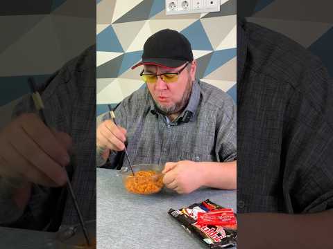 Карательная кулинария - пробую корейскую острую лапшу Buldak Hot Chicken Flavor #обзор #еда #buldak