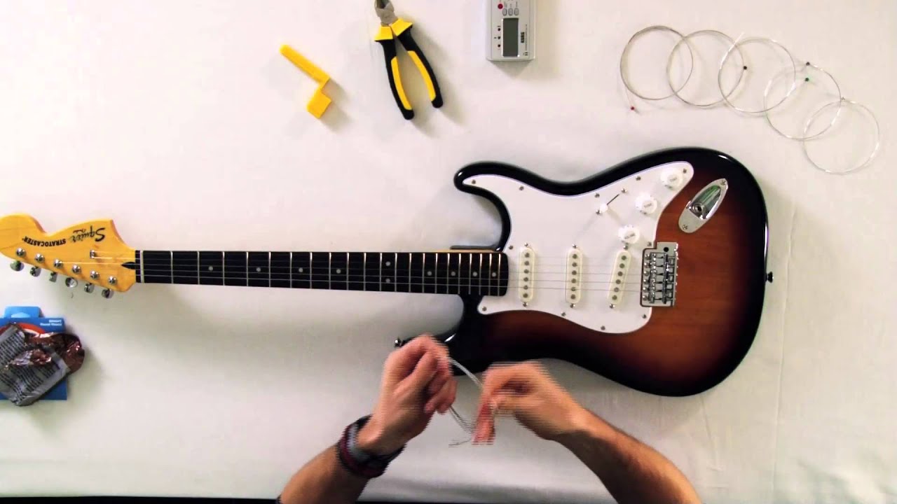besluiten ambulance Schaken Snaar vervangen op een elektrische gitaar - Stratocaster model - YouTube