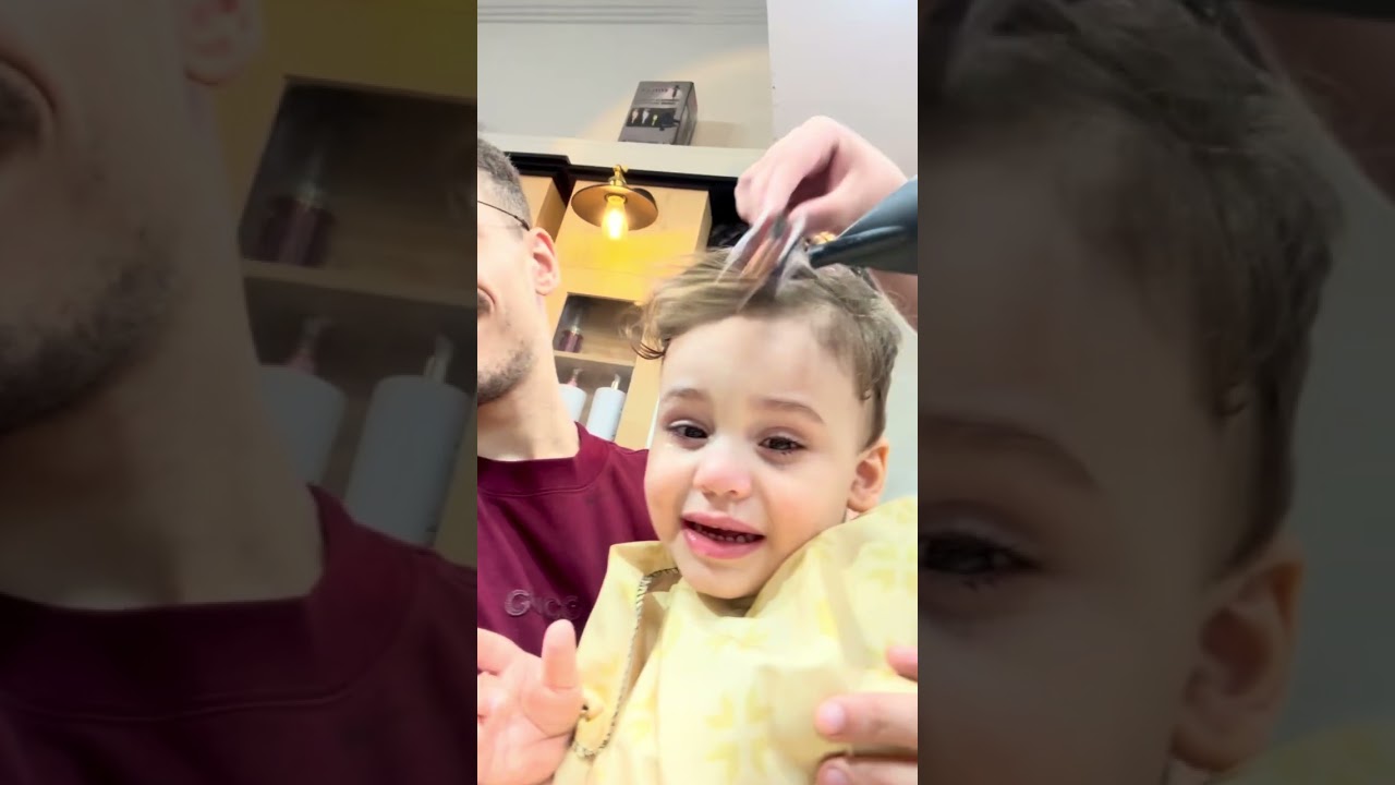 الأستاذ جوفر و ابنه عند الحلاق لأول مرة في حياته🤣