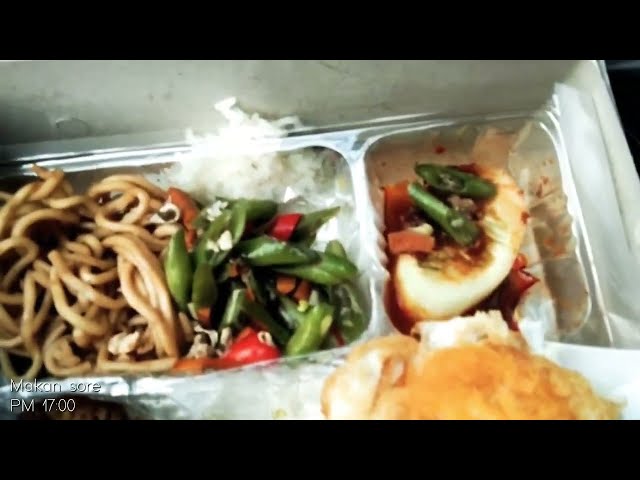 Vlog Anak Rantau #2 - Perjalanan ke Surabaya 🚙💨 class=