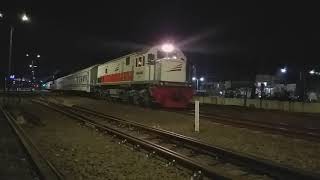 Kereta Api Malam Stasiun Wonokromo