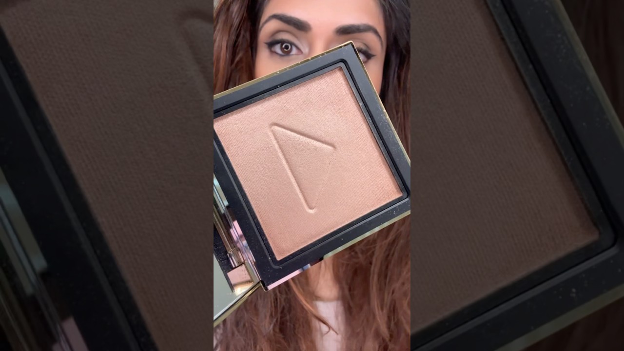 Prada Beauty Light Glowing Highlighter Powder in 1 champagne 