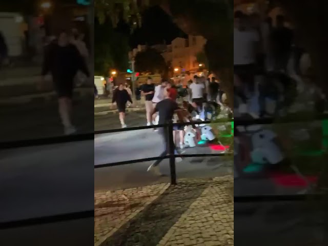 Uma jovem de 19 anos foi vítima numa rua dos bares da Oura, Albufeira. Veja as imagens |+ de 18 anos