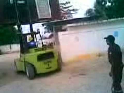 Video: El Motor Del Tractor De Operador A Pie 