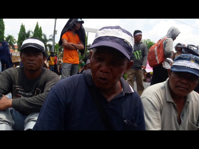 Demo Suku Sakai di Depan Kantor Gubernur Riau