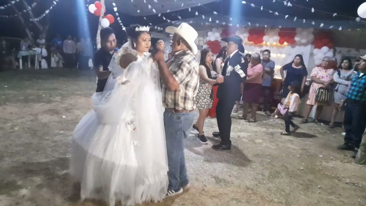 VALS DE MARIANA Y MARCELO EN SAPOTAL TECOMATE 28/12/2024 CON EL GRUPO STRELLAS AZULES...