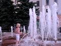 Дети купаются в фонтане на площади Ленина в г. Бресте