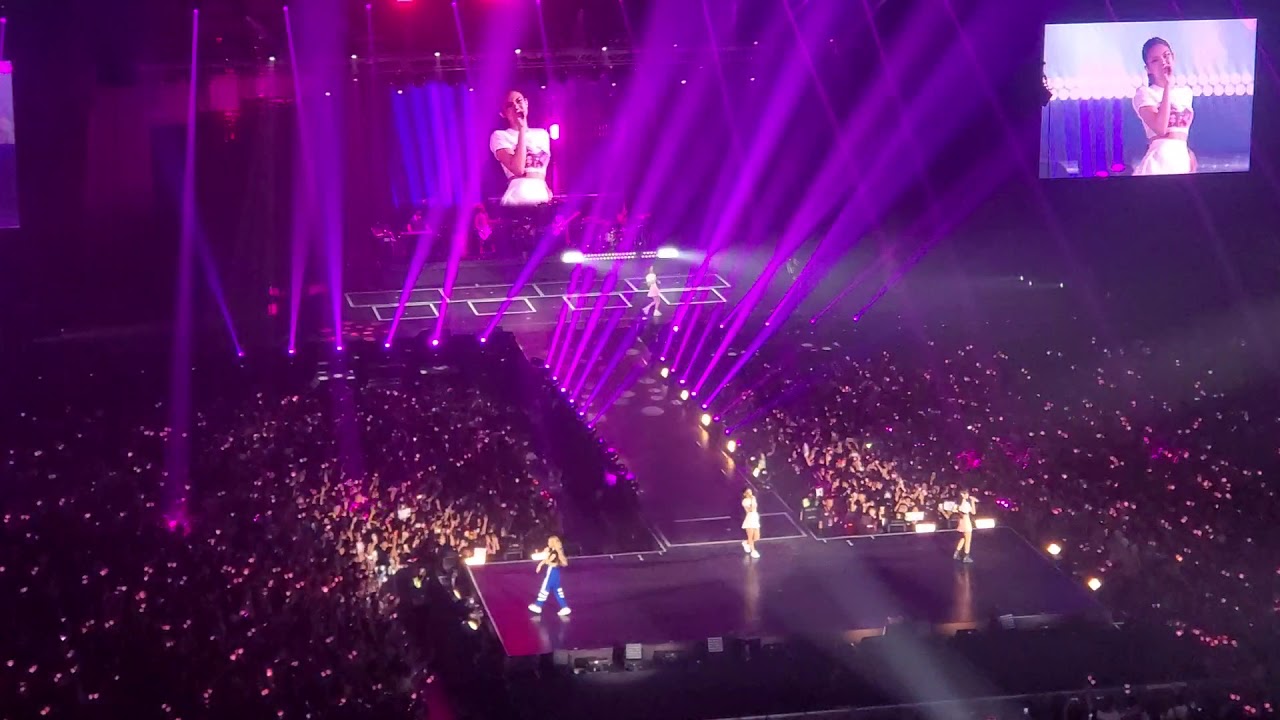 Пинк билеты на концерт. BLACKPINK Blink Concert. Блэк Пинк на сцене. Блэк Пинк концерт. СТЦЕНА концерта Блэк Пинк.