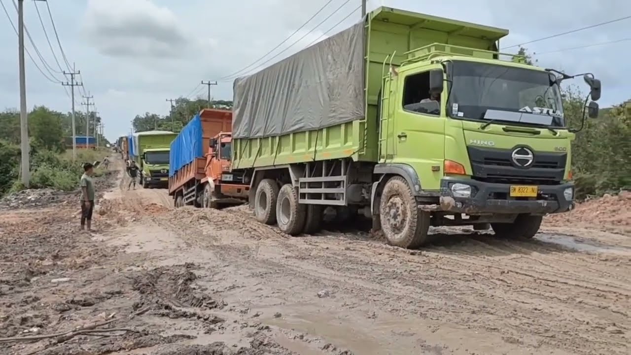 EMOSI DRIVER MEMUNCAK !! JALAN EXTREME BERLUMPUR MAKIN MEMBUAT SOPIR KALANG KABUT
