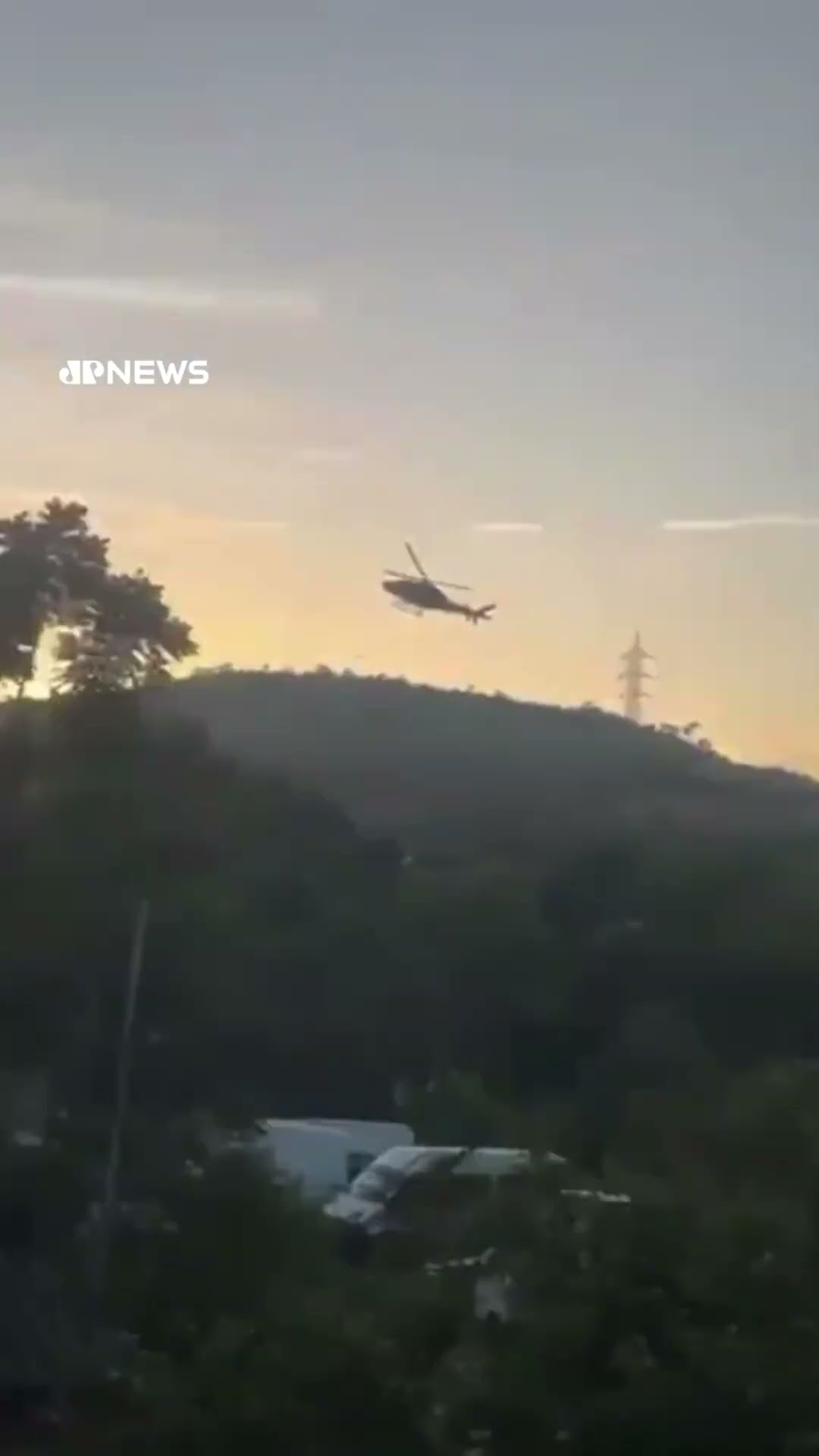 Helicóptero da Polícia Civil é alvo de tiros e toca rede elétrica durante operação no RJ #shorts