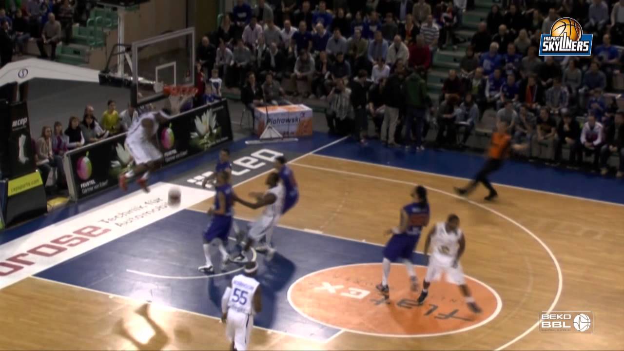 FRAPORT SKYLINERS Quantez Robertson zum Alley-oop auf LaQuan Prowell