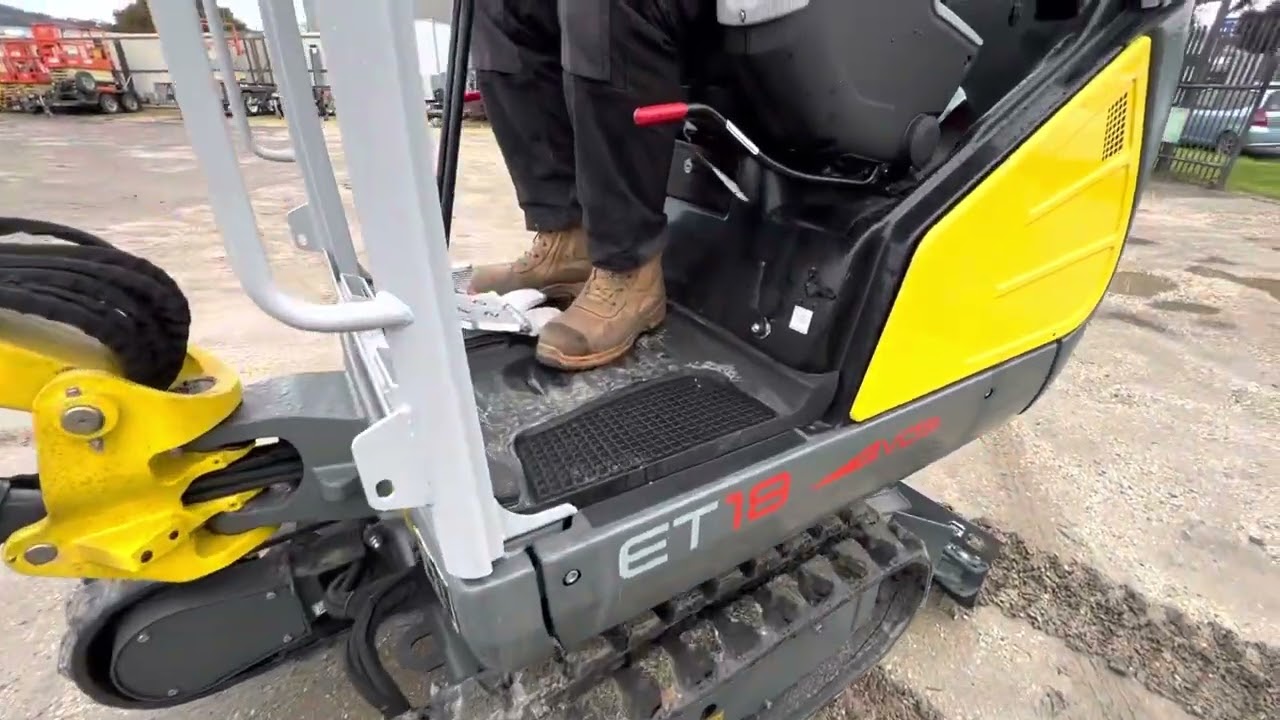 Wacker Neuson ET18 track expand