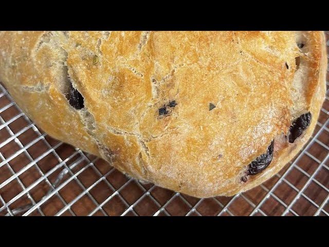 EASY OLIVE BREAD - Cast Iron DUTCH OVEN! #shorts